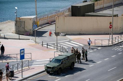 Soldados españoles permanecen junto a un vehículo militar cerca de la valla fronteriza del Espigón, en Ceuta, el 27 de agosto de 2026 en la ciudad española al norte de África — Antonio Sempere / AFP
