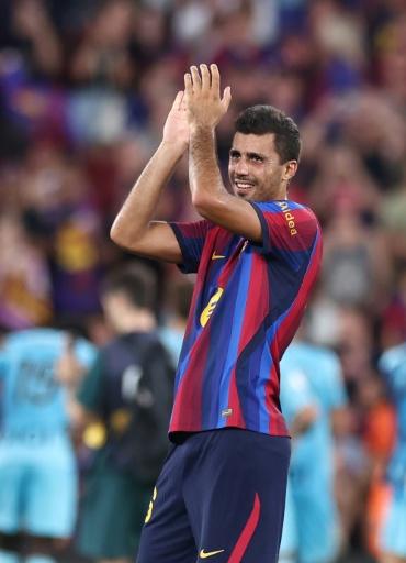 El centrocampista Rodrigo Hernández 'Rodri' aplaude tras la victoria 2-0 sobre el Athletic Club en partido aplazado de la primera jornada de LaLiga en el Camp Nou el 27 de agosto de 2026 — Josep Lago / AFP