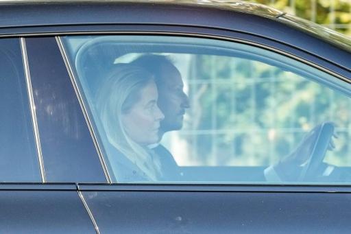 Le prince héritier Haakon et son épouse Mette-Marit à leur arrivée à l'hôpital, où est hospitalisé le roi Harald de Norvège, le 27 août 2026. — Cornelius Poppe / AFP