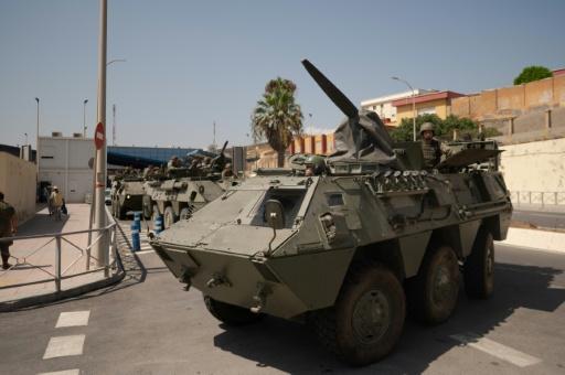 Veículo militar espanhol circula junto a uma cerca fronteiriça entre Ceuta e Marruecos, em 15 de agosto de 2026, na cidade espanhola ao norte da África — Jorge Guerrero / AFP