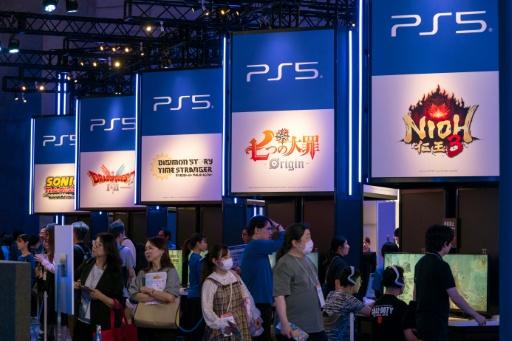 Des visiteurs devant le stand PlayStation de Sony avant le début du salon du jeu vidéo de Tokyo, le 25 septembre 2025 à Chiba, au Japon — Kazuhiro NOGI / AFP