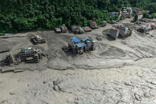 Rescatistas buscan a 1.300 desaparecidos tras las riadas mortales entre Nepal y Tíbet