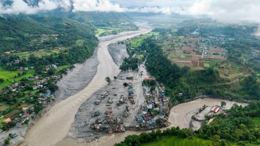 Des maisons submergées par la boue à la suite d'inondations soudaines à Devighat, dans la commune de Bidur, au confluent des rivières Trishuli et Tadi, dans le district de Nuwakot au Népal, le 27 août 2026 — Prabin RANABHAT / AFP