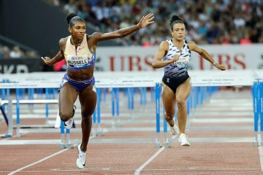 L'Américaine Masai Russell, nouvelle détentrice du record du monde du 100 m haies, à l'arrivée de sa course au meeting de Zurich (Suisse) le 27 août 2026 — Stefan Wermuth / AFP