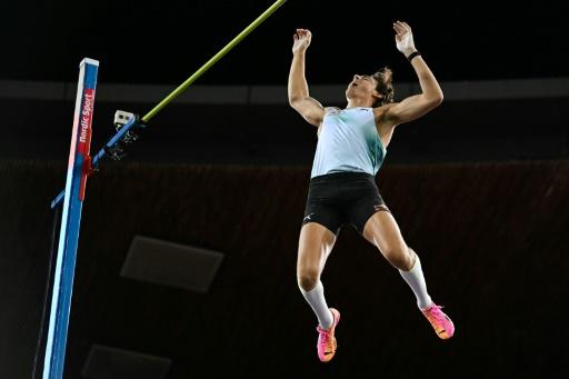 Le Suédois Armand Duplantis lors d'un des essais au saut à la perche au meeting de Zurich (Suisse) le 27 août 2026 — Fabrice COFFRINI / AFP