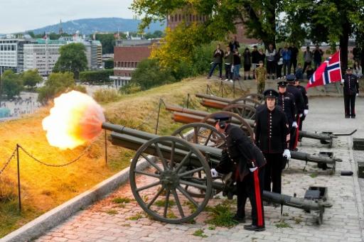 The Norwegian Armed Forces honored king Harald with a funeral salute of 21 shots — Fredrik Varfjell / AFP