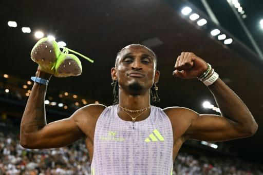 Alison dos Santos bate recorde mundial dos 400 m com barreiras