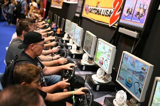 Visitantes de la Gamescom, en Colonia, Alemania, juegan a videojuegos retro, el 27 de agosto de 2026 — Ina FASSBENDER / AFP