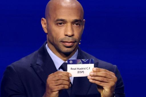 Thierry Henry mostra o papel com o nome do Real Madrid no sorteio da Liga dos Campeões 2026-2027. Em Mônaco, em 27 de agosto de 2026. — Valery HACHE / AFP