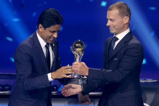 O presidente do PSG, Nasser Al-Khelaifi (à esquerda), recebe, em nome de seu jogador Marquinhos, o prêmio UEFA Respect pelo espírito esportivo das mãos do presidente da UEFA, Aleksander Ceferin (à direita), antes do sorteio da Champions League em Mônaco, em 27 de agosto de 2026. — Valery HACHE / AFP