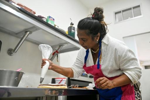 Marbelis Daliz travaille dans son atelier, le 21 août 2026 à Caracas — Maryorin Mendez / AFP