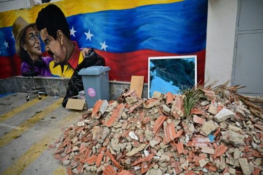 Vue de débris près d'une fresque représentant Nicolas Maduro et son épouse Cilia Flores, le 5 juillet 2026 à Caraballeda au Venezuela — MARTIN BERNETTI / AFP