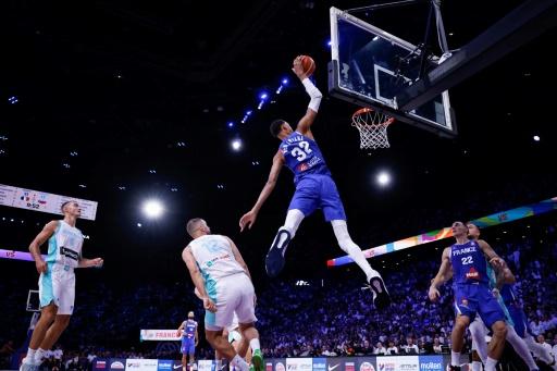 Basket: les Bleus de "Wemby" écrasent la Slovénie à Bercy et se rapprochent du Mondial