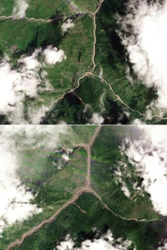 (COMBO) Esta combinación de imágenes satelitales de Planet Labs, tomada el 26 de agosto de 2026, muestra una vista aérea de la aldea de Shyaphrubesi y del río Trishuli, en el distrito de Rasuwa, en Nepal, antes de la inundación del 23 de agosto de 2026 (arriba) y después de la inundación del 26 de agosto de 2026 (abajo) — - / AFP