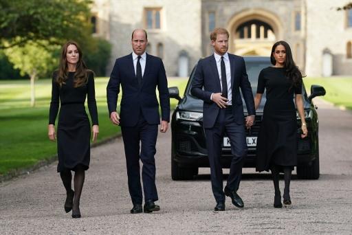 Los príncipes de Gales, Catalina y Guillermo, y los duques de Sussex, Enrique y Meghan, durante un paseo por el castillo de Windsor en septiembre de 2022 — Kirsty O'Connor / AFP