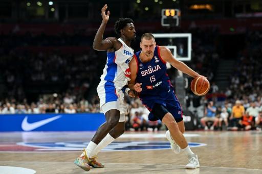 Nikola Jokic (d) face à Jaylen Hoard lors du match amical Serbie-France le 20 août 2026 à La Belgrade Arena — Andrej ISAKOVIC / AFP
