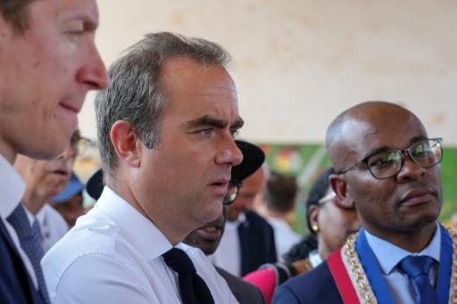 Mayotte: Lecornu lance un "choc" de reconstruction, sur fond de tensions politiques