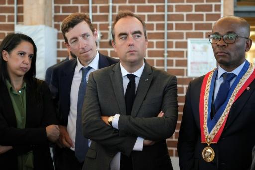 Le Premier ministre Sébastien Lecornu, entouré par les ministres des Outre-mer Naïma Moutchou et de l'Education Edouard Geffray et le maire de Mamoudzou, Ambdilwahedou Soumaïla, le 27 août 2026 à Mayotte — Marine Gachet / AFP