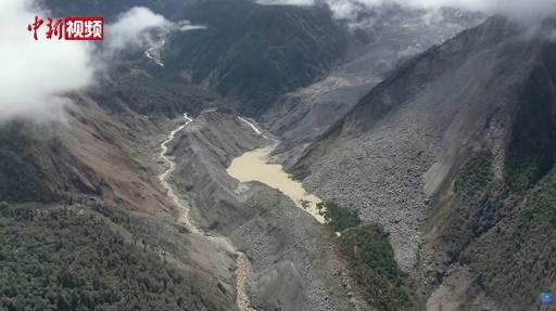 Vue aérienne publiée sur le compte de la plateforme chinoise de médias sociaux Weibo du Service mobile de lutte contre l’incendie et de secours de Lhassa le 27 août 2026 montre un lac de barrage qui s'est formé après qu’un mur de boue et de débris a frappé le carrefour frontalier de Gyirong, au Tibet — - / AFP