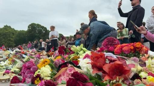 Des personnes déposent des fleurs devant le Palais royal après le décès du roi Harald V