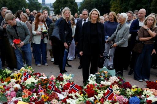 La dirigeante du Parti du progrès, Sylvi Listhaug, et des personnes en deuil se rassemblent pour rendre hommage au roi Harald V de Norvège, décédé, sur la place du Palais royal à Oslo, le 28 août 2026. — Odd ANDERSEN / AFP