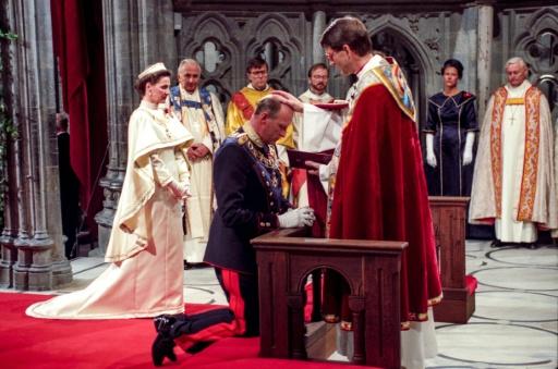 Photo prise le 23 juin 1991 dans la cathédrale de Nidaros, à Oslo, en Norvège, montrant le roi Harald V de Norvège lors de sa prestation de serment par l'évêque Finn Wagle, aux côtés de la reine Sonja (g). — Bjørn Sigurdsøn / AFP