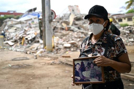 Marlene Niño, una de las víctimas del terremoto, sostiene una foto de su familia que encontró entre los objetos recuperados en el complejo residencial Torres del Limonar, situado en el barrio de Capri, al sur de Cali (Colombia), el 16 de agosto de 2026, tras un terremoto de magnitud 7.4. — Raul ARBOLEDA / AFP