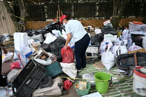 Una mujer revisa sus pertenencias en la zona de objetos recuperados tras un terremoto de magnitud 7.4 en el complejo residencial Torres del Limonar, situado en el barrio de Capri, al sur de Cali (Colombia), el 16 de agosto de 2026. — Raul ARBOLEDA / AFP