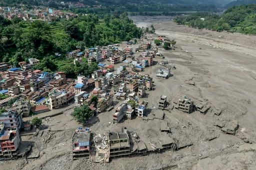 Search for 1,300 missing after deadly Nepal-Tibet floods