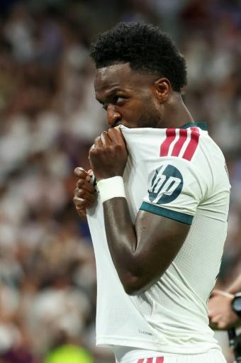 O atacante brasileiro do Real Madrid, Vinicius, beija o escudo após marcar na vitória por 4 a 1 sobre a Real Sociedad pela LaLiga, em 26 de agosto de 2026, no estádio Santiago Bernabéu. — Thomas Coex / AFP
