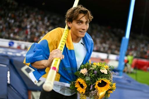 Armand Duplantis celebrates after winning in Zurich — Fabrice COFFRINI / AFP