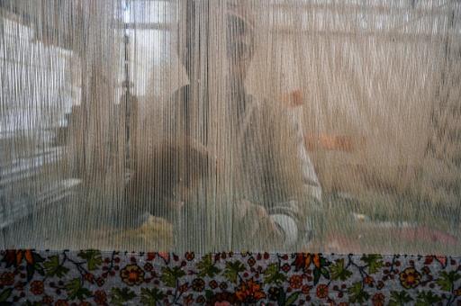 حرفي ينسج سجادة في مصنع بمدينة سريناغار في 5 أكتوبر 2021 — توصيف مصطفى