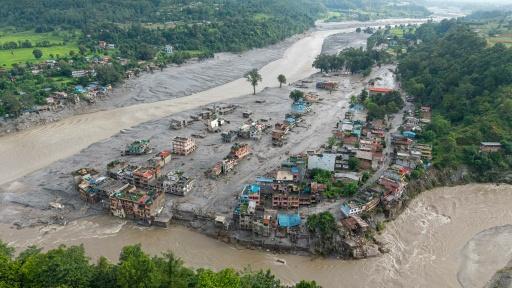 Vue aérienne de Devighat, après des inondations meurtrières le 27 août 2026 au nord de Katmandou au Népal, à la frontière avec le Tibet — Prabin RANABHAT / AFP