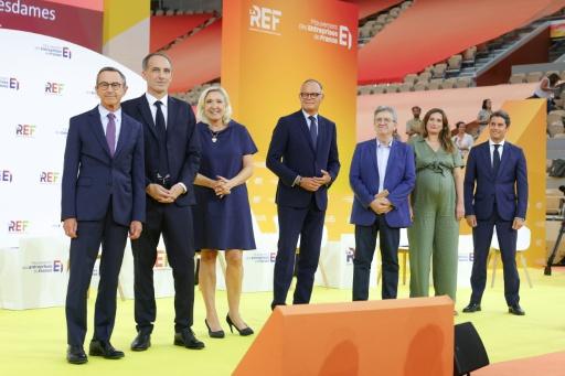 Bruno Retailleau, Raphaël Glucksmann, Marine Le Pen, Edouard Philippe, Jean-Luc Mélenchon, Marine Tondelier et Gabriel Attal posent avant un débat organisé par le Medef, le 27 août 2026 à Paris — Thomas SAMSON / AFP