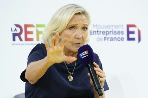 Marine Le Pen participe au débat entre les principaux candidats à la présidentielle organisé par le Medef, le 27 août 2026 à Paris — Thomas SAMSON / AFP