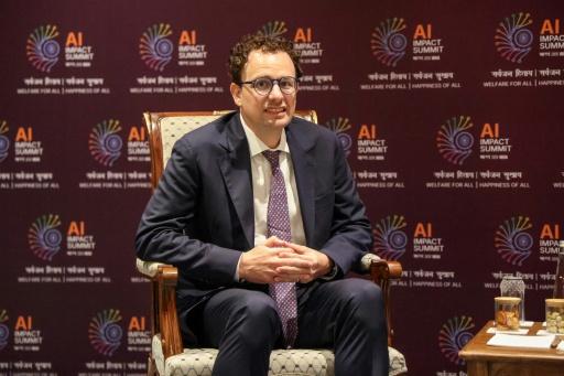 Le directeur général d'Anthropic, Dario Amodei, rencontre le président de la République Emmanuel Macron, le 19 février 2026 à New Delhi — Ludovic MARIN / AFP