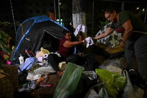 Una mujer recibe ropa en un campamento improvisado tras el terremoto de magnitud 7.4 que sacudió Cali, Colombia, el 15 de agosto de 2026. — Raul ARBOLEDA / AFP