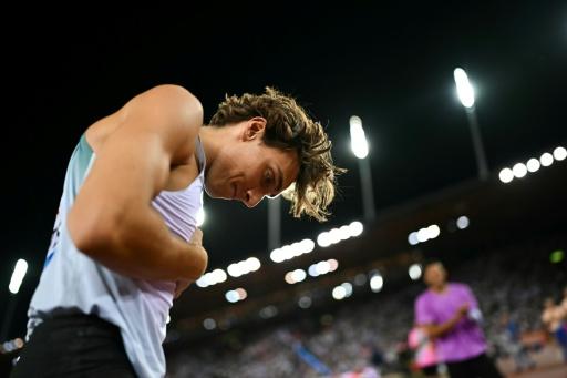 Armand Duplantis saluda al público tras no poder batir su récord del mundo en la reunión de la Liga de Diamante de Zúrich (Suiza), donde fue el ganador del salto con garrocha, el 27 de agosto de 2026 — Fabrice COFFRINI / AFP