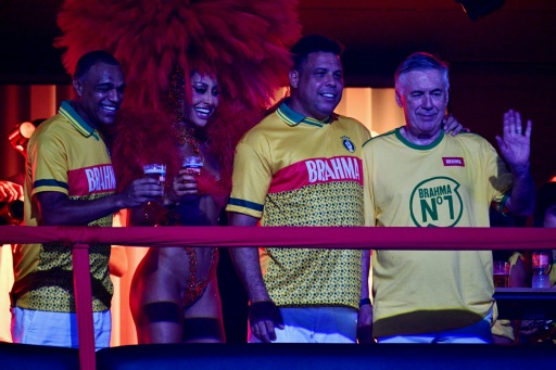 Le sélectionneur du Brésil, Carlo Ancelotti (à droite) à côté de l'ancien attaquant Ronaldo, la présentatrice TV Sabrina Sato et l'ex-international Denilson pendant le carnaval de Rio le 15 février 2026