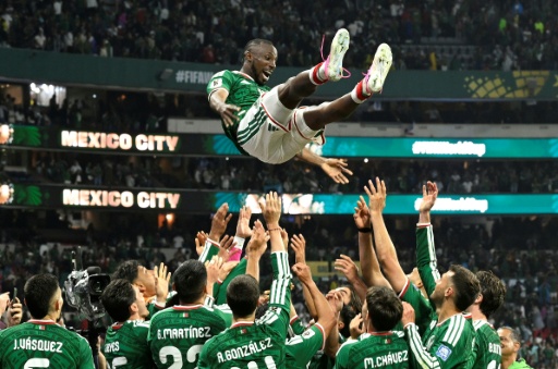 لاعبو منتخب المكسكي يحتفلون بعد الفوز على الإكوادور في دور الـ32 من كأس العالم 2026 لكرة القدم. ملعب مكسيكو سيتي. مكسيكو سيتي، في 30 حزيران/يونيو 2026.