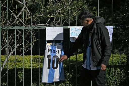 Un aficionado deja una camiseta en la cerca del cementerio El Prado, en las afueras de Rosario, provincia de Santa Fe, Argentina, el 9 de agosto de 2026, donde se llevó a cabo el funeral del padre de la estrella del fútbol argentino Lionel Messi — Luis ROBAYO / AFP