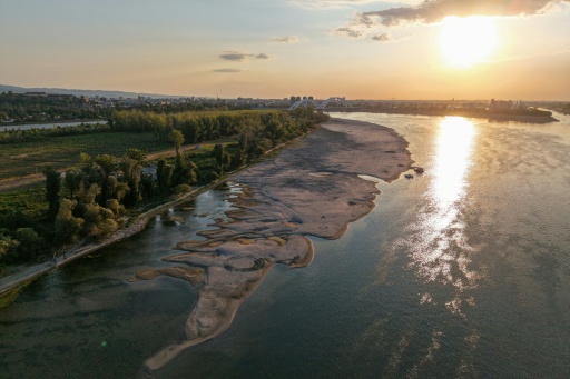 Le long d'un Danube asséché, bateaux échoués et pêcheurs sans travail