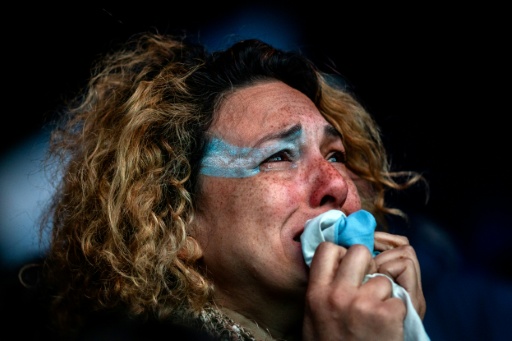 Una mujer llora cuando ve a Argentina perder ante España en la final de la copa del Mundo — TOMAS CUESTA / AFP
