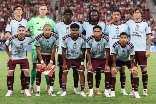 Les joueurs d'Aston Villa posent pour une photo d'équipe avant un match amical contre le Bayern Munich, à Hong Kong, le 7 août 2026 — May JAMES / AFP