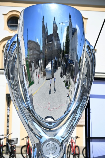 Une réplique géante du trophée de la Supercoupe d'Europe, dont l'édition 2026 opposera le Paris Saint-Germain à Aston Villa, installée dans le centre-ville de Salzbourg, le 10 août 2026 — BARBARA GINDL / AFP