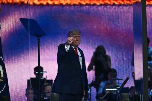 El presidente Donald Trump saluda antes de hablar durante las celebraciones por el 250 aniversario de la fundación de EEUU, el 4 de julio de 2026 en el National Mall de Washington