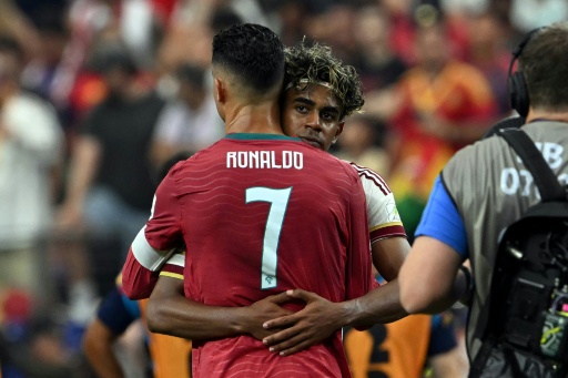 El portugués Cristiano Ronaldo y el español Lamine Yamal se saludan tras el duelo de octavos del Mundial en el Estadio Dallas, el 6 de julio de 2026
