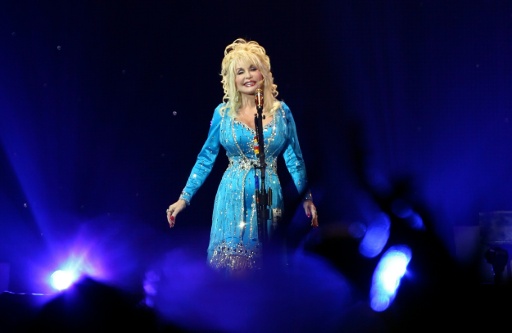 Dolly Parton se produit à Londres le 5 juillet 2008 — LEON NEAL / AFP
