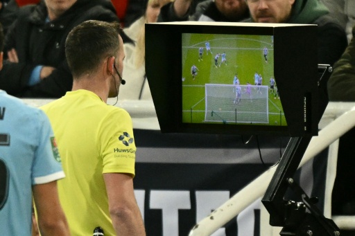 Proteste im DFB-Pokal: Fans fordern Abschaffung des VAR