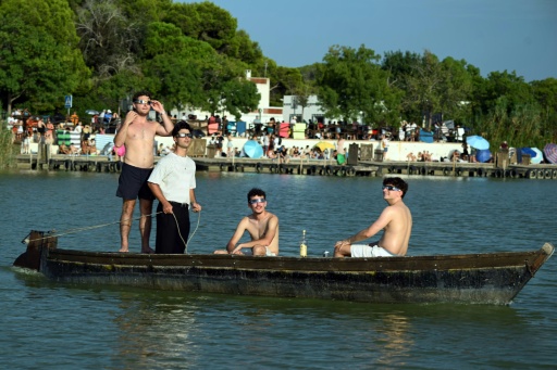 Curiosos observan el eclipse desde un barco en la laguna de La Albufera, en Valencia, en el este de España, el 12 de agosto de 2026 — JOSE JORDAN / AFP